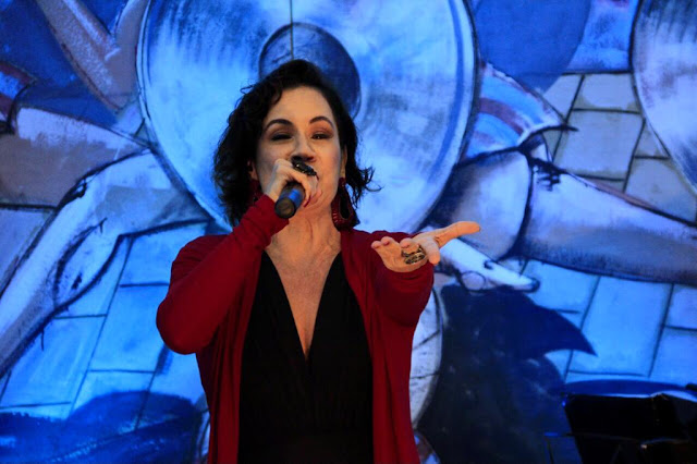 Cantora e compositora celebra o sucesso da música 'Samba Sem Pretensão', nesta sexta-feira (26), às 21h, no Seu Boteco