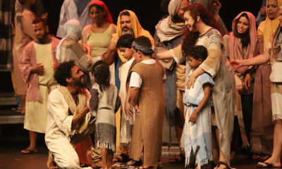 O espetáculo será apresentado em um teatro pela primeira vez. Jesus negro e outras referências contemporâneas fazem parte do elenco