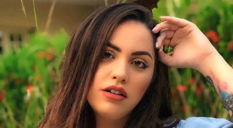 Rafha Santos lançou, recentemente, o clipe da música 'Paixão Falsificada', em seu canal oficial na plataforma YouTube