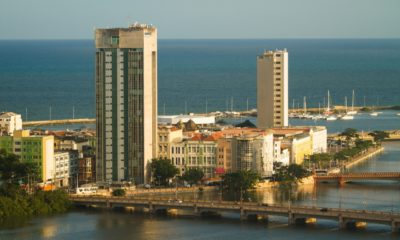 Quer saber mais sobre as empresas ambientais em atuação no Recife? Continue lendo o nosso artigo e descubra tudo sobre o que é uma empresa ambiental, como elas atuam e quais as empresas em atuação no Recife. Confira em nosso texto todas as informações importantes para saber mais qual empresa de consultoria ambiental contratar e como contratá-las. Confira. O que é uma empresa ambiental? Para aqueles que não conhecem as empresas verdes ou empresas de consultoria ambiental são empresas especializadas em transformar outras empresas em empresas verdes, buscando um crescimento sustentável e menos prejudicial ao meio ambiente. As empresas ambientais auxiliam empresas interessadas em utilizar a sustentabilidade corporativa ou empresarial. Sustentabilidade empresarial é um conjunto de ações realizadas por uma empresa visando o desenvolvimento da empresa junto com o respeito ao meio ambiente. Para que a sua empresa seja sustentável é necessário implementar a norma ISO 14001. Esta certificação é a garantia de que a empresa aplica um sistema de gestão ambiental. A ISO 14001 é uma norma internacional que garante que uma empresa aplica as melhores práticas dentro de um marco político ambiental e pode ser aplicada a qualquer empresa, independente de seu porte ou segmento. Para obter e renovar o certificado, a empresa deve passar por auditorias e atender a uma série de requisitos, como ter pessoal bem treinado e qualificado, ter um diagnóstico atualizado dos aspectos e impactos ambientais de cada atividade da empresa, um plano para eliminar ou reduzir os impactos ambientais e o cumprimento da legislação ambiental. A primeira coisa que vem à mente de um empreendedor é que investir em soluções para reduzir os danos ambientais, bem como definir estratégias e metas alinhadas com esse objetivo, significa gastar muito dinheiro, isso é um grande erro. . A gestão ambiental é, de fato, uma forma eficaz de reduzir os custos das empresas, diminuindo os gastos com água, luz e outros insumos comumente desperdiçados e aumentando os lucros das empresas.Imagem corporativa. Sabemos que melhorar a imagem é uma preocupação de todas as empresas, principalmente das grandes. E hoje, para atender às expectativas de consumidores cada vez mais exigentes, é fundamental tornar-se uma empresa verde e cumprir os requisitos legais para que sua marca seja percebida positivamente. A consultoria ambiental é essencial para diversas empresas/empresas que interagem de alguma forma com o meio ambiente, principalmente relacionadas à geração de impactos ambientais que um projeto ou empreendimento pode gerar. Desta forma é possível compensar ou mesmo atenuar estes efeitos. Além disso, por meio de um consultor especializado, é possível encontrar as melhores alternativas para suas ações que tenham interface ambiental. Com as mudanças propostas pelo novo código 12.651/2012, uma série de regulamentações e leis posteriores estimularam a ideia da exploração econômica de áreas destinadas à conservação, tais como: reservas legais e APPs. É neste sentido que a expressão “BENS AMBIENTAIS” foi criada para incluir as medidas de geração de receitas dos espaços naturais. Vale lembrar também que qualquer impacto no meio ambiente das atividades humanas está sujeito a regulamentos e leis que são constantemente atualizados, e devem ser cumpridos. Qual a função de uma empresa de consultoria ambiental? A principal função da consultoria ambiental é analisar os possíveis danos ambientais que uma empresa ou projeto pode causar. Esses impactos podem ser produto da gestão de resíduos, uso indevido de recursos ambientais e instalações mal projetadas, por exemplo. Como consultoria, o objetivo é cumprir todas as diretrizes ambientais para que sua empresa evite multas e penalidades e também garanta que sua organização não agrida o meio ambiente e não crie uma imagem nociva na sociedade. Ou seja, ao recorrer ao serviço de um consultor ambiental, haverá uma maior sintonia entre a qualidade do desempenho organizacional e a preservação do meio ambiente, pelo que o posicionamento da empresa no mercado será positivo neste sentido. Assim, algumas das ações realizadas por uma consultoria ambiental são: realizar estudos ambientais do meio biótico, abiótico e antrópico; restauração de rios e nascentes; ações de reflorestamento para evitar acidentes ou incidentes ecológicos. Uma consultoria ambiental pode, por exemplo, estar envolvida em vários projetos, por exemplo ao comprar um terreno e avaliar a área útil do terreno e a área que deve ser preservada. Ao contrário do que alguns pensam, o papel da consultoria ambiental vai muito além de monitorar e garantir o cumprimento das leis ambientais. Por exemplo, algumas sanções podem custar milhões de reais e até mesmo levar à falência de algumas organizações. Além disso, contratar um consultor ambiental é uma ótima alternativa para instituições que não desejam abrir seu próprio departamento ambiental, economizando tempo e dinheiro, pois as empresas de consultoria já possuem a experiência necessária para fazer exatamente o que no cenários mais diversos devem ser realizados. Ao terceirizar a gestão ambiental, evitam-se custos desnecessários, como multas. Os serviços oferecidos por uma consultoria ambiental são bastante especializados, por isso o profissional deve estar filiado a um conselho de classe, ou seja, é fundamental ter formação superior na área ambiental. Quem trabalha em consultoria ambiental é: ● Engenharia Ambiental ● Biologia; ● Tecnologia Ambiental; ● Agronomia; ● Tecnologia Agrícola. Além disso, um profissional ou uma empresa ambiental se preocupa com os seguintes temas: ● Contaminação da terra e da água; ● Políticas de gestão de resíduos; ● Sistemas de gestão ambiental; ● Avaliação do ar; ● Avaliação de impacto ambiental da fauna e da flora; ● Auditoria ambiental; ● A gestão de questões legislativas para clientes; ● O desenvolvimento de modelos conceituais (identificando e considerando possíveis fontes contaminantes); ● Comunicação contínua com clientes, inspetores e reguladores; ● Identificar atividades anteriores e qualquer contaminação ao avaliar propriedades. Existem vários serviços que podem ser prestados numa consultoria ambiental, bem como procedimentos que devem ser implementados em quase todas as ocasiões, pelo que a consultoria em questão, para além da sua implementação, deve realizar todas as etapas de uma consultoria ambiental diagnóstico, incluindo: ● Estudos preliminares; ● Licenciamento; ● Operação; ● Plano de Controle Ambiental; ● Monitoramento Ambiental; ● Obtenção de Alvarás de Funcionamento. Portanto, há estudos muito importantes a serem feitos durante este processo.Saiba quais são os mais importantes. - O objetivo do estudo de impacto ambiental é determinar as probabilidades de impactos ambientais. Além disso, são avaliados todos os resultados das medidas que podem levar a danos ambientais. Portanto, por meio do EIA, o consultor ambiental também deve propor possíveis medidas para reduzir esses impactos e melhorar a sustentabilidade de seus recursos. - O plano de controle ambiental é um documento que define os projetos para controlar possíveis impactos ambientais causados ​​pelas instalações e a operação organizacional da instalação. Ao contratar esse tipo de serviço, sua empresa será mais bem vista pela sociedade, principalmente porque agrega mais valor à sua marca e será percebida como uma opção sustentável pela população. As leis e regulamentações estão em constante mudança, dificultando que esse procedimento seja realizado por profissionais não especializados na área. Sendo assim, a procura por empresas deste tipo devem sempre ser feitas após uma boa pesquisa. Pensamos nisso e resolvemos listar aqui algumas opções de empresas ambientais em Recife. Fizemos uma breve pesquisa procurando as empresas mais bem conceituadas no ramo e que oferecem os mais completos serviços para aqueles que estão interessados em regularizar, planejar ou implementar sistemas, ações e programas que busquem melhorar a relação que suas empresas têm com o meio ambiente em geral. Confira. Empresas ambientais em Recife - Líquen Projetos e Consultoria Ambiental A primeira opção da nossa lista é a Líquen Projetos e Consultoria Ambiental, que é uma empresa que atua em todo o território nacional, criada no intuito de fornecer soluções sustentáveis à realidade de cada negócio. Ela também presta assessoria na implementação de boas práticas ambientais, além de auxiliar nossos clientes com requisitos regulatórios. Desenvolvemos diversos serviços ambientais através de nossa diretoria e uma rede de consultores especializados. A Líquen fica na Rua da Aurora, 325, Sala 1011. Boa Vista, Recife. O telefone para contato é o (81) 99953-177 e o e-mail é contato@liquenprojetoseconsultoria.com. - Avançar Ambiental A Avançar Ambiental é uma empresa de Consultoria e Assessoria Ambiental, propondo soluções e inovações para o desenvolvimento do seu negócio.⠀ Eles garantem estarem prontos para grandes conquistas sustentáveis, garantindo atender as necessidades apresentadas na sociedade e buscando cada vez mais o equilíbrio com o Meio Ambiente.⠀ Ela fica na Av. Antônio Torres Galvão, 221, Imbiribeira, Recife. Para qualquer dúvidas e informações ou comentário ligue: (81) 99912-6540. - Engels Ambiental Finalizando a nossa lista de indicações temos a ENGELC, que é uma empresa que provê soluções para os seus clientes, também gerando valor, resultados e evitando prejuízos. Isso de maneira muito profissional e com qualidade, sempre atuando para o desenvolvimento sustentável. Ela presta serviços na área de licenças ambientais, regularizações do IBAMA, laudos e alvará, além de estudos ambientais. Ela fica na Avenida Domingos Ferreira, 4371, Sala 804, Boa Viagem. Recife. O telefone é o (81) 9-99184204. Se você gostou do nosso texto, continue nos acompanhando para mais novidades como essa. E se você quer mais informações sobre empresas e serviços oferecidos na cidade de Recife é só continuar acessando a nossa página. (81) 9-99184204 Empresas ambientais em Recife