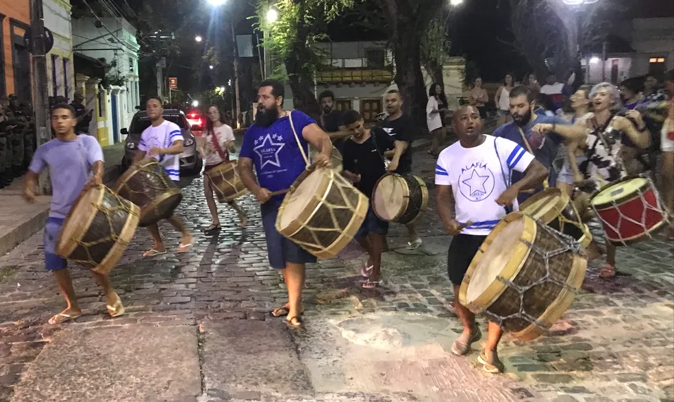 A agremiação, que é fruto do maracatu Nação Estrela, Patrimônio Vivo de Pernambuco, faz oficinas para turistas e foliões