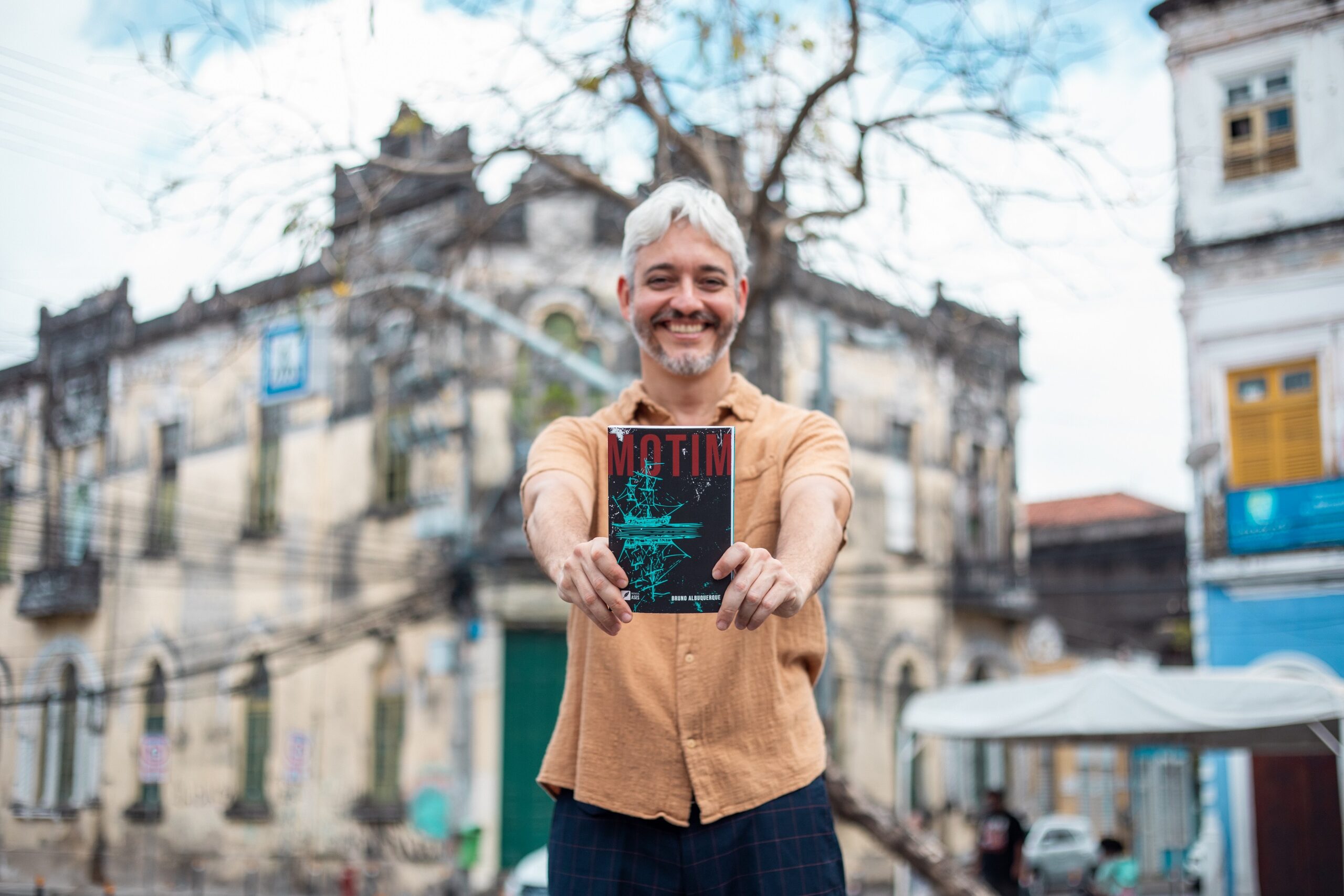 O escritor Bruno Albuquerque lança a segunda obra literária no dia 3 de dezembro